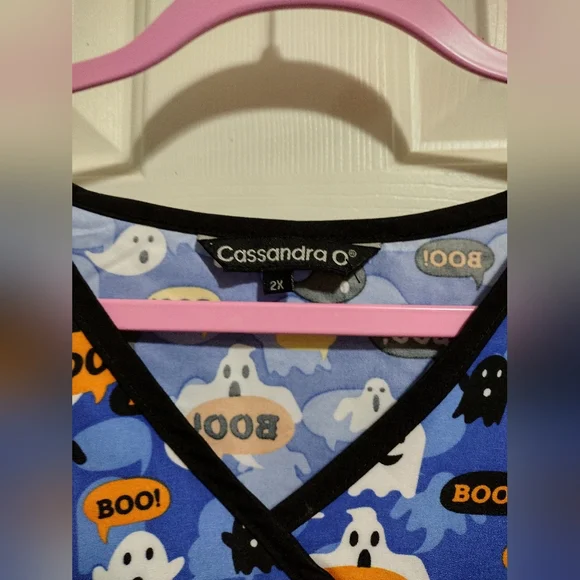 Cassandra O Halloween ๐ ๐ป Double front pocket scrub top Women's Size 2X NWT - Picture 5 of 5